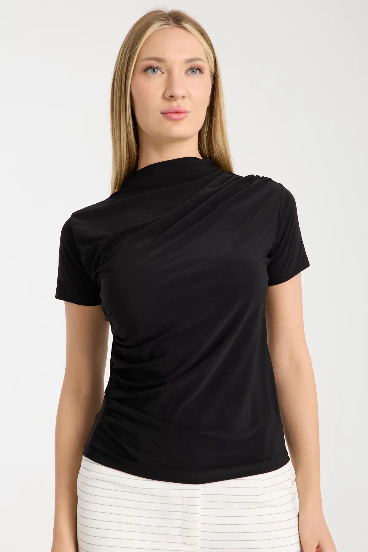 Siyah Kısa Kollu Büzgülü Bluz